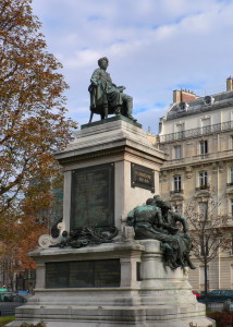 Памятник Дюма в Париже.